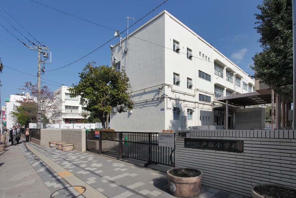 Primary school. City Totsuka to elementary school 910m