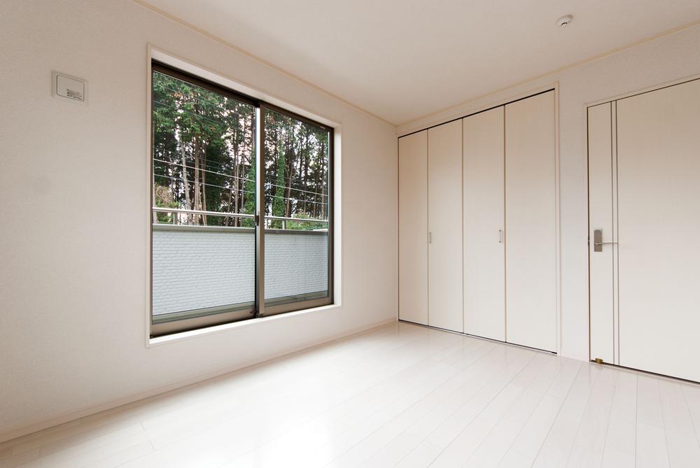 Non-living room. Daylighting plenty of bright living room