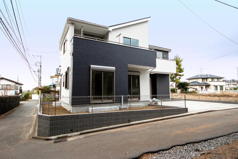 Local appearance photo. Southwest corner lot, Two car space, 45 square meters of shaping land