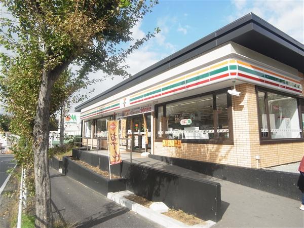 Convenience store. 75m to Seven-Eleven