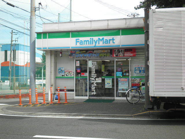 Convenience store. 1000m to Family Mart (convenience store)