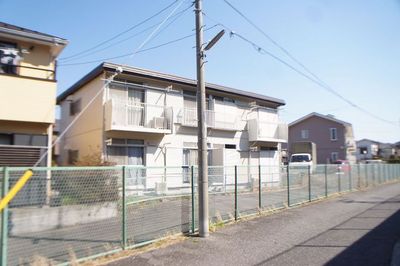 Building appearance. In front of the road is not as most people