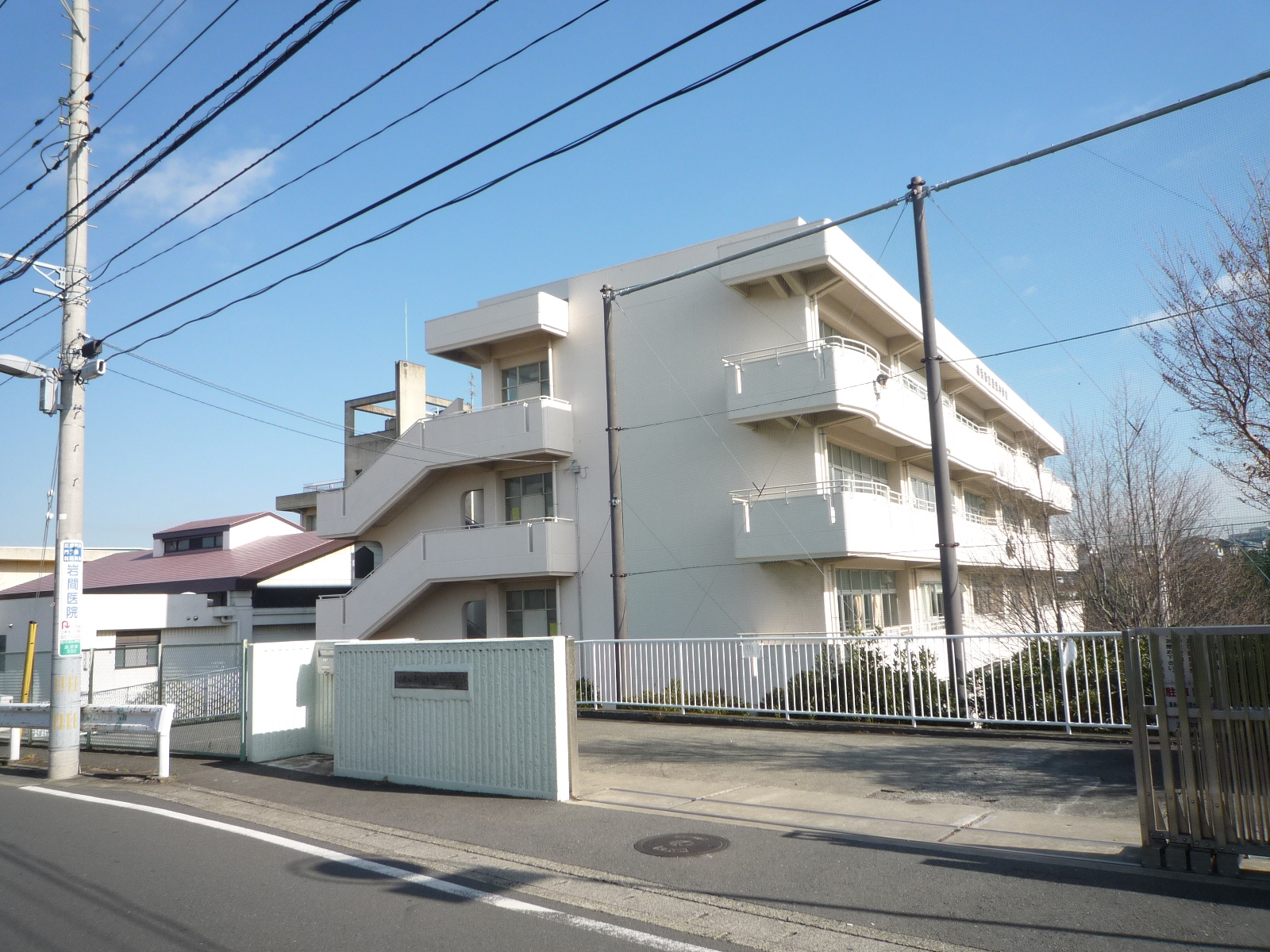 Junior high school. 80m to Yokohama Municipal Gumizawa junior high school (junior high school)