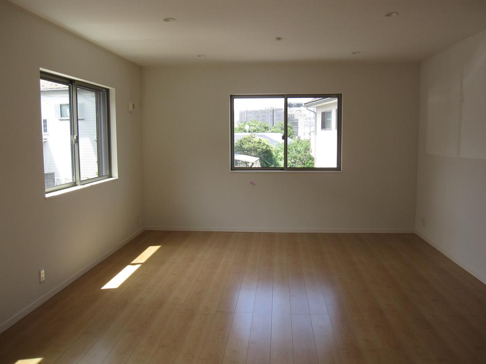 Living. Spacious living. (July 2013) Shooting