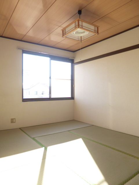 Living and room. Japanese-style room also sunny!