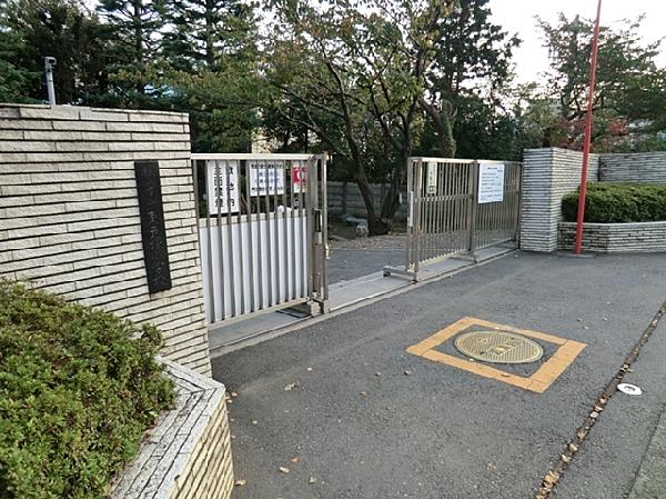 Primary school. 1100m to Yokohama Municipal Higashi-Totsuka Elementary School