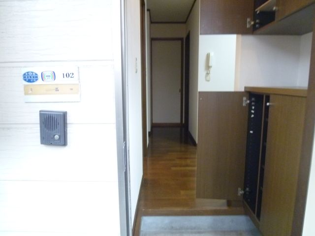 Other room space. It is a photograph of the peripheral entrance