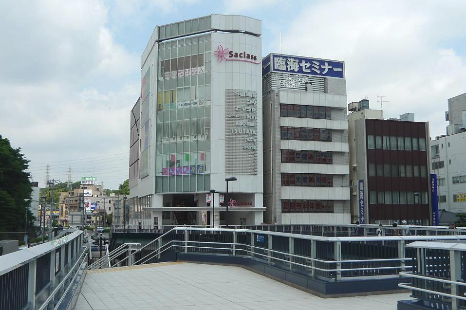 Shopping centre. Sakurasu Totsuka until the (shopping center) 354m