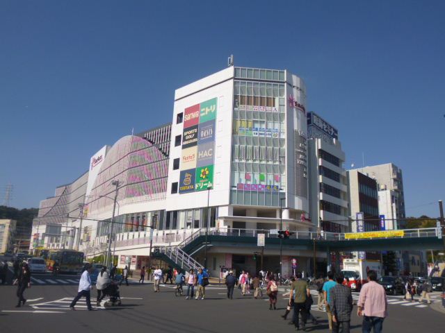 Shopping centre. Sakurasu Totsuka until the (shopping center) 1500m
