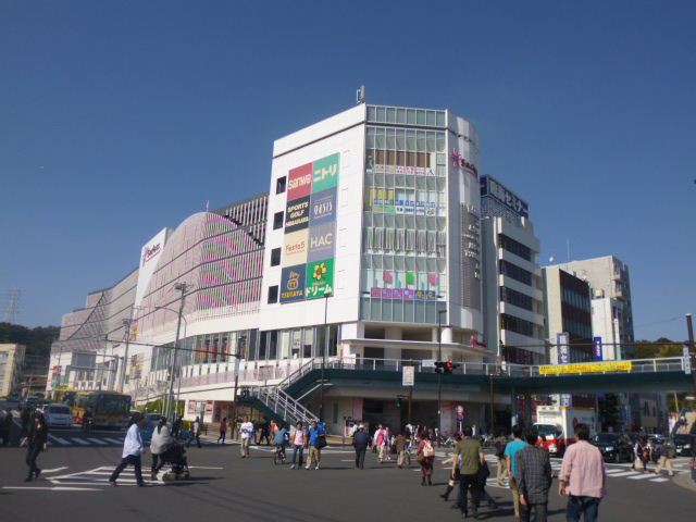 Shopping centre. Sakurasu Totsuka until the (shopping center) 640m