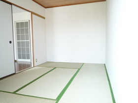 Living and room. Southwest of the Japanese-style room 6 quires