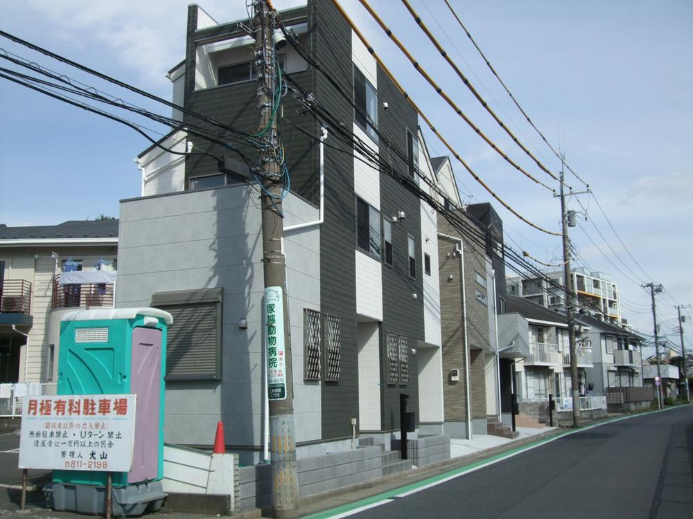 Local appearance photo. Local (10 May 2013) flat to shooting Totsuka Station, It is conveniently located 18 mins.