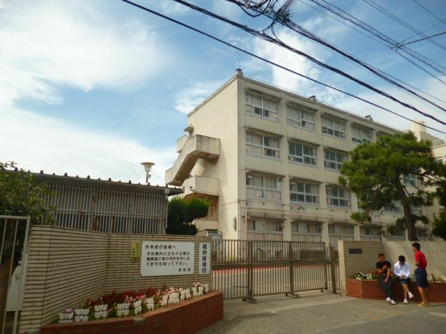 Junior high school. Yokohamashiritsudai 1612m to the positive middle school