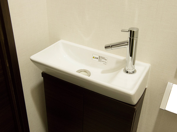 Bathing-wash room.  [Stand-alone wash-basin] Set up a stand-alone wash-basin in the toilet. I consider the ease of use.