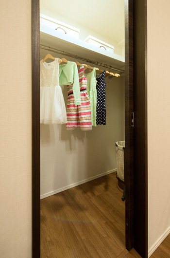 Receipt.  [Walk-in closet] Walk-in closet and the closet, Things such as the input, Storage of enhancement is, It created a sense of beauty and peace of life.