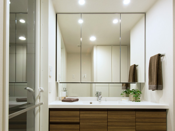 Bathing-wash room.  [bathroom] Enhancement is housed, such as three-sided mirror back storage and linen cabinet. Also, Bowl-integrated vanity the provision of such, Powder room that combines comfort use and aesthetics.