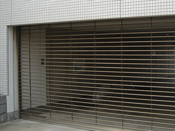 Security.  [Parking ring shutter] The parking lot, Using a ring shutter that operates by remote control switch. We consider the implementation and security of the comings and goings of smooth car.  ※ All Listings amenities are the same specification