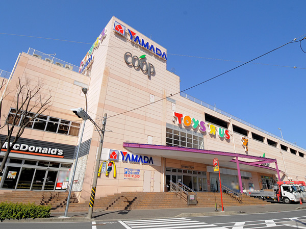 Surrounding environment. Nishiguchi Plaza (about 210m / 3-minute walk) toys ・ General specializes in children's products, "Toys R Us" and electronics stores "Yamada Denki Tecc Land", "Co-op" of the peace of mind and safety consideration assortment, From the shops of casual fashion to 100 yen shop, Convenient thing is lots of commercial facilities that will help to living.