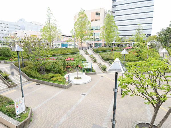 Surrounding environment. Nishiguchi station square (about 230m / Walk 3 minutes) west exit station square, which was reopened in 2010, Furthermore transportation capabilities than previous is expanded, Convenience, It has been much enhanced safety. It is added the general cars and taxi pool, To smooth access by car to the station. And the surrounding commercial facilities and office buildings, Rich planting is a perfect combination to decorate the open plaza, It has achieved create a soothing landscape of the coming and going people.