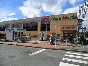 Supermarket. York Mart Totsuka to Harajuku 673m