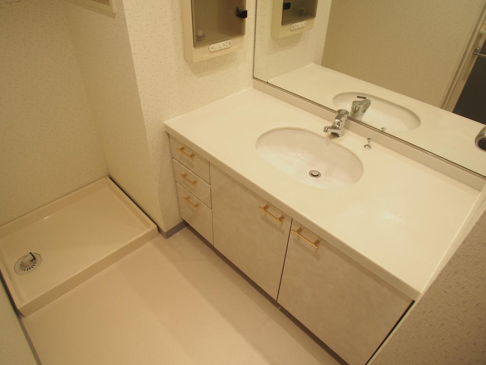 Wash basin, toilet. Indoor (12 May 2013) Shooting