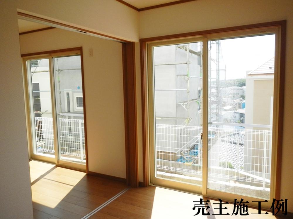 Non-living room. Used in all rooms of the Low-E pair glass to cut the hot sun and harmful UV rays! Heating and cooling efficiency by increasing the room is always comfortable