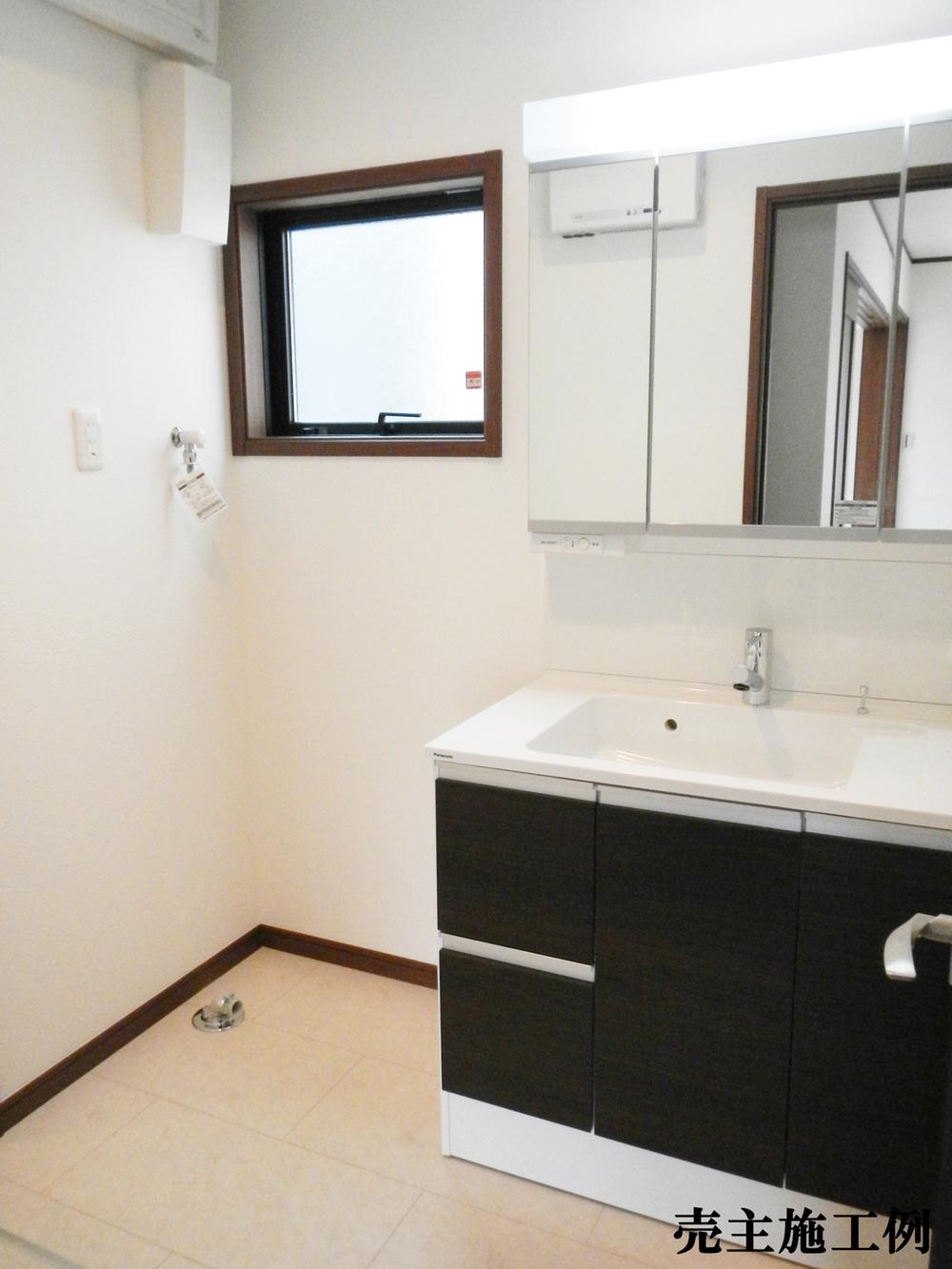 Other. Storage mirror also becomes the electric bill reduction three-sided mirror adopted a "cloudy shut mirror" that does not fog even in the bath will help to check the busy time and hair style of the morning