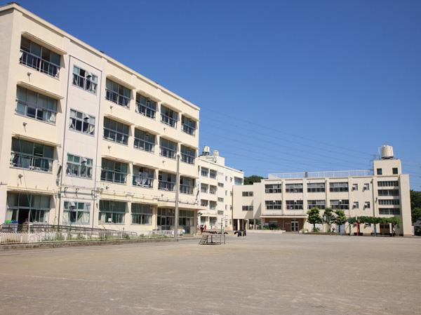 Primary school. Casio to elementary school 640m