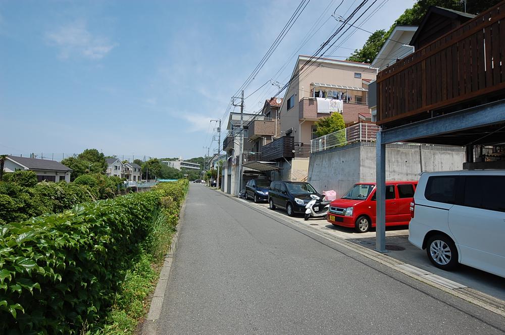 Local photos, including front road. Situation of front road