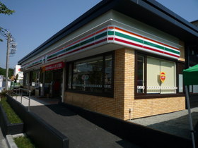 Convenience store. 500m to Seven-Eleven (convenience store)