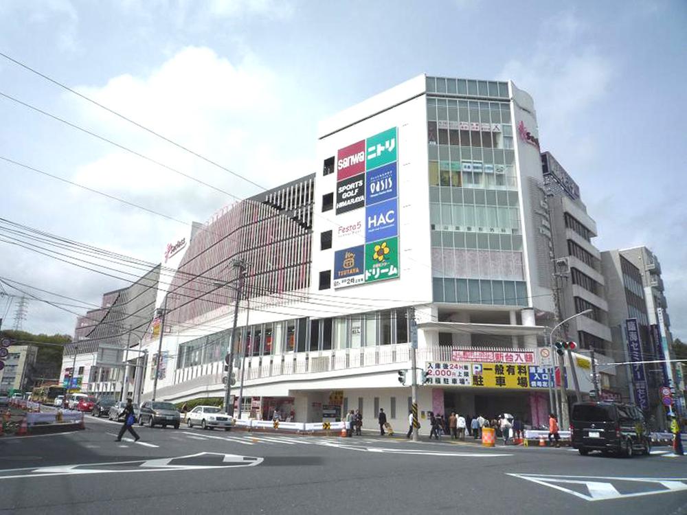 Shopping centre. Until Sakurasu 1160m