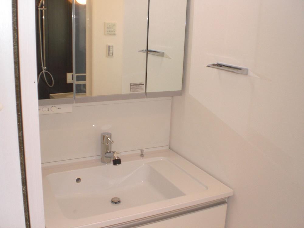 Wash basin, toilet. Happy three-sided mirror