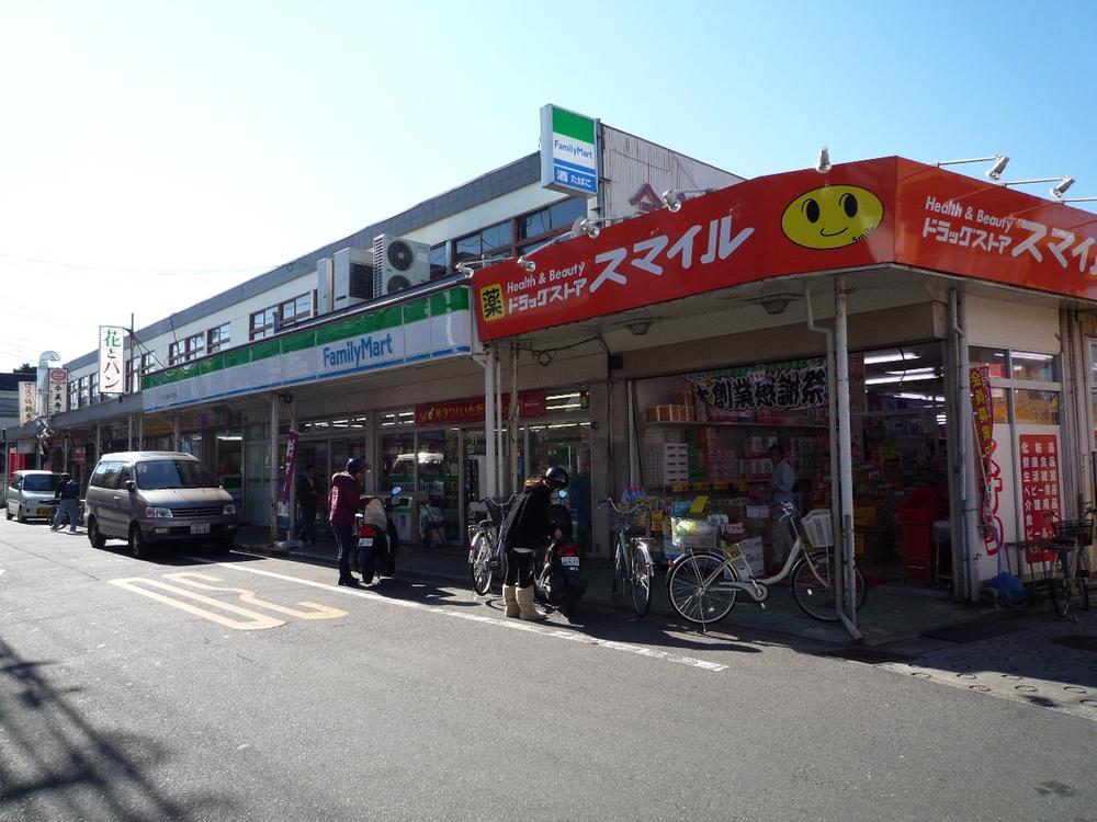 Convenience store. Until FamilyMart 650m Dorakkusutoa ・ Also features Super