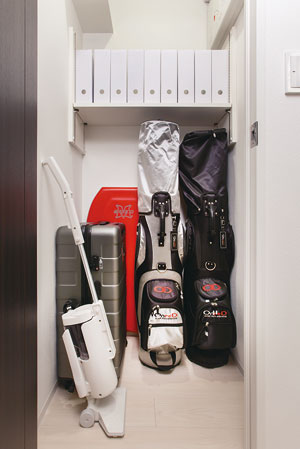 Receipt.  [Storeroom] Sports such as golf bag ・ From outdoor goods, Until the season of life supplies, We prepared a closet that can be abundant storage.  ※ WA-J1r ・ J2r, EA-E ・ Er, Except EC-Fr type.  ※ It has been established and distribution board to the top.