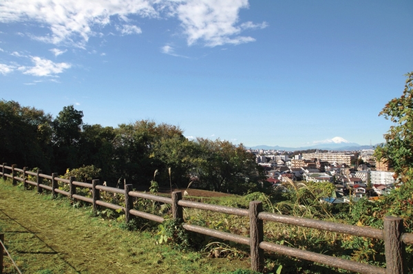 "Maioka hometown of Forest". Vast forest of about 5ha is, Good condition has been walking the course of looking for local residents (W / About 340m ・ A 5-minute walk,  E / About 240m ・ A 3-minute walk)