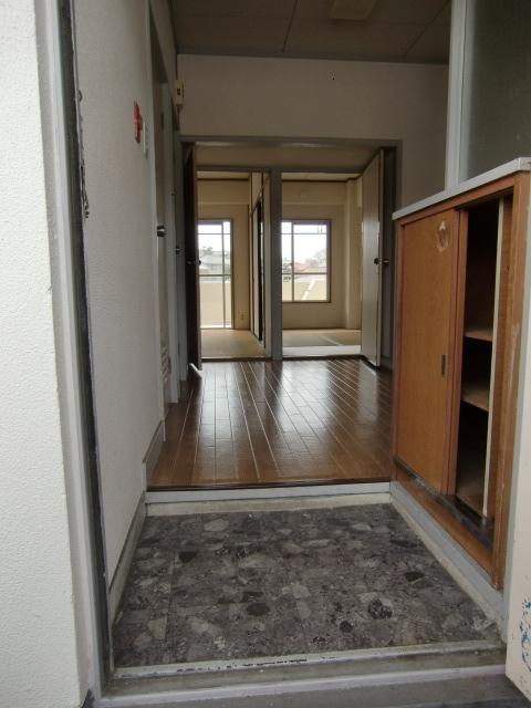 Entrance. Cupboard with. It is a bright room.