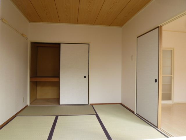 Living and room. Spacious ☆ Taken from the Japanese-style angle. 