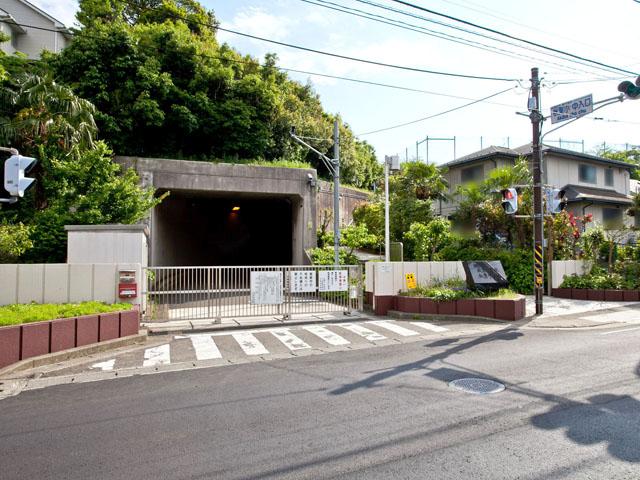 Junior high school. 600m to Yokohama Municipal Akiba Junior High School