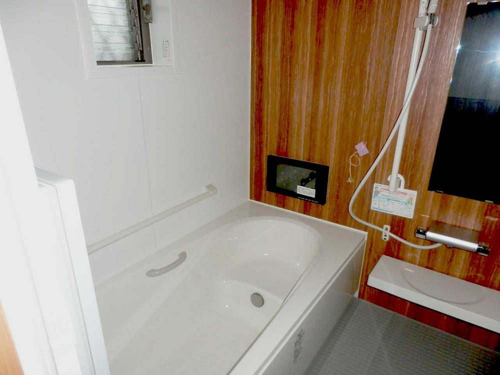 Bathroom. Guests can indulge in a leisurely bath time at the TV with the bathroom room (November 2013) Shooting
