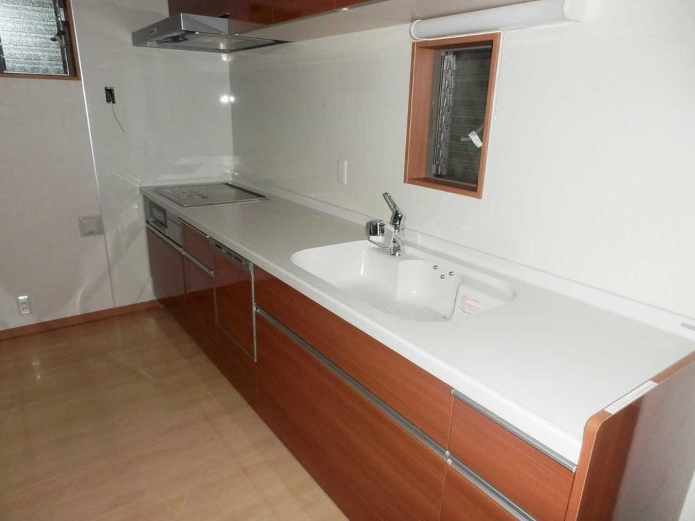 Kitchen. Housed in the clean easily with a cupboard in the IH cooking heater is also useful in the rich kitchen!