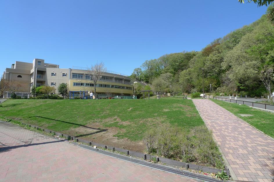 park. 447m to Totsuka park (park)