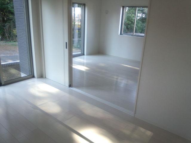 Non-living room. The next room is also spacious available in Western-style