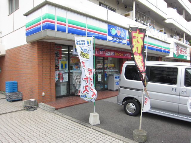 Convenience store. Three F Higashi-Totsuka to the store (convenience store) 710m