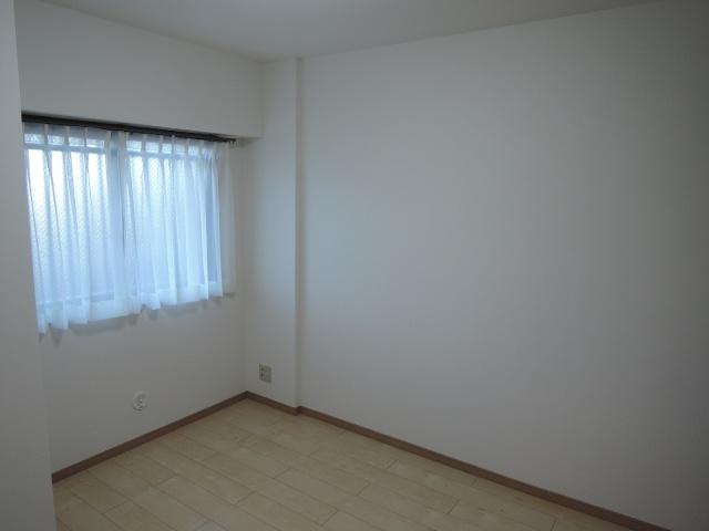 Non-living room. 5.5 Pledge Western-style