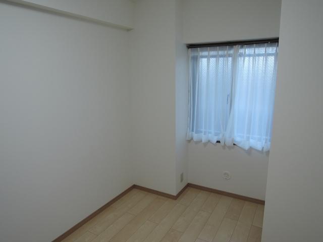 Non-living room. 5 Pledge Western-style