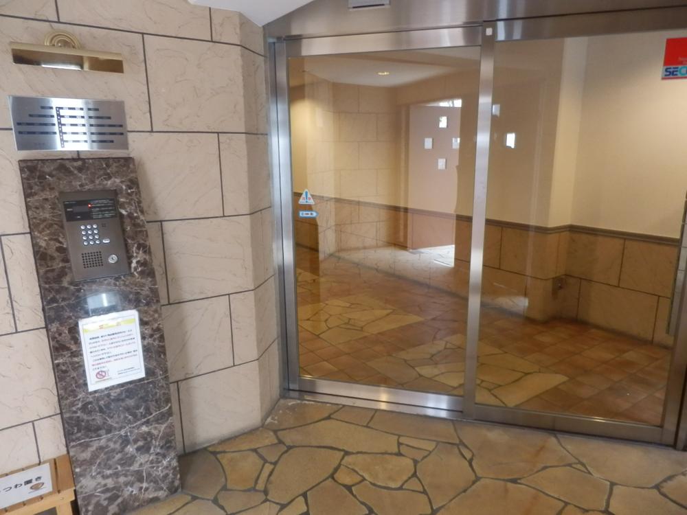 Entrance. Common areas