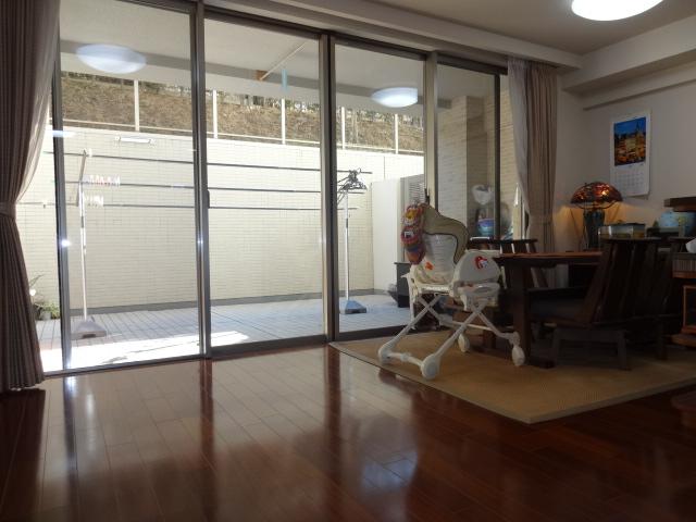 Living. Living with a center open high sash of about 2.3m