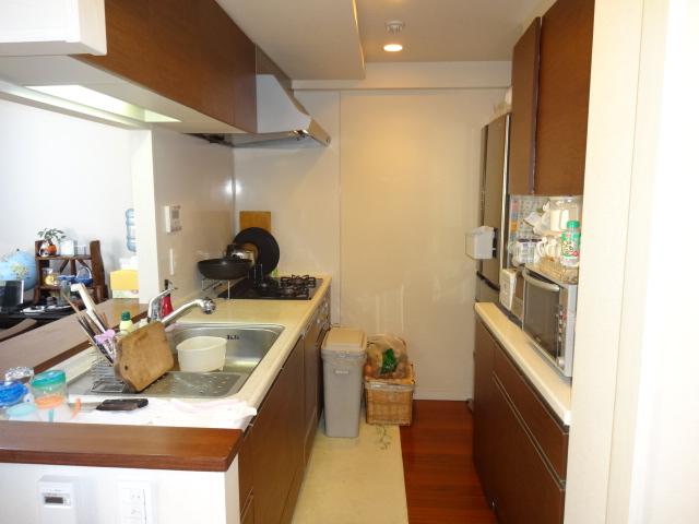 Kitchen. The approximately 3.3 Pledge of kitchen is equipped with a cupboard. (option)
