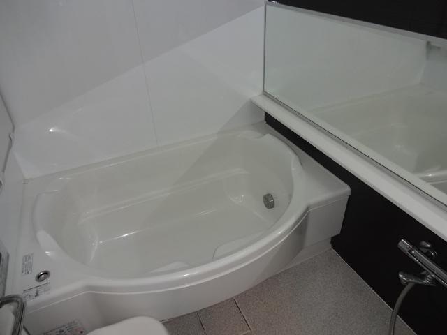 Bathroom. 1418 size of the bathroom (window there)