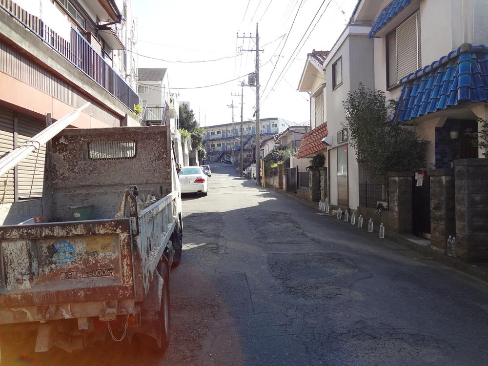 Local photos, including front road. Facing the southwest 6.5m road!